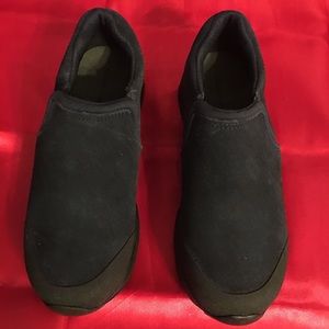 Boys suede, Navy loafers.  NEW.  Sz. 2Y.